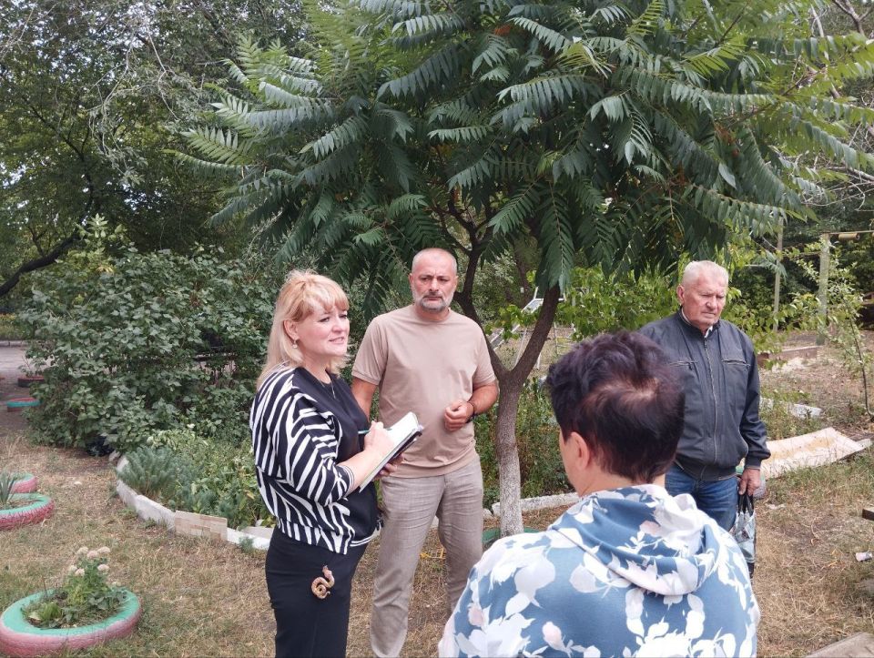 10 сентября депутат Макеевского городского совета ДНР первого созыва Игорь Сепик провел встречу с жителями жилого массива Горького на придомовой территории дома № 7 по улице Чубаря 10 сентября депутат Макеевского городского совета ДНР первого созыва Игорь Сепик провел встречу с жителями жилого массива Горького на придомовой территории дома № 7 по улице Чубаря