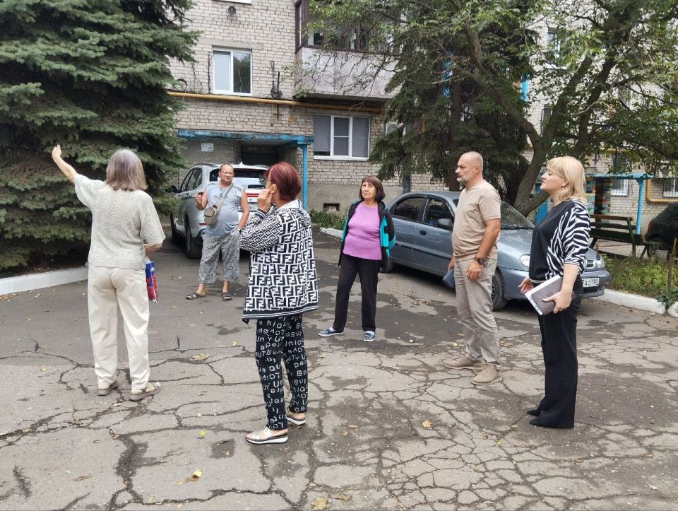 10 сентября депутат Макеевского городского совета ДНР первого созыва Игорь Сепик провел встречу с жителями жилого массива Горького во дворе дома № 2 по улице Магаданской 10 сентября депутат Макеевского городского совета ДНР первого созыва Игорь Сепик провел встречу с жителями жилого массива Горького во дворе дома № 2 по улице Магаданской