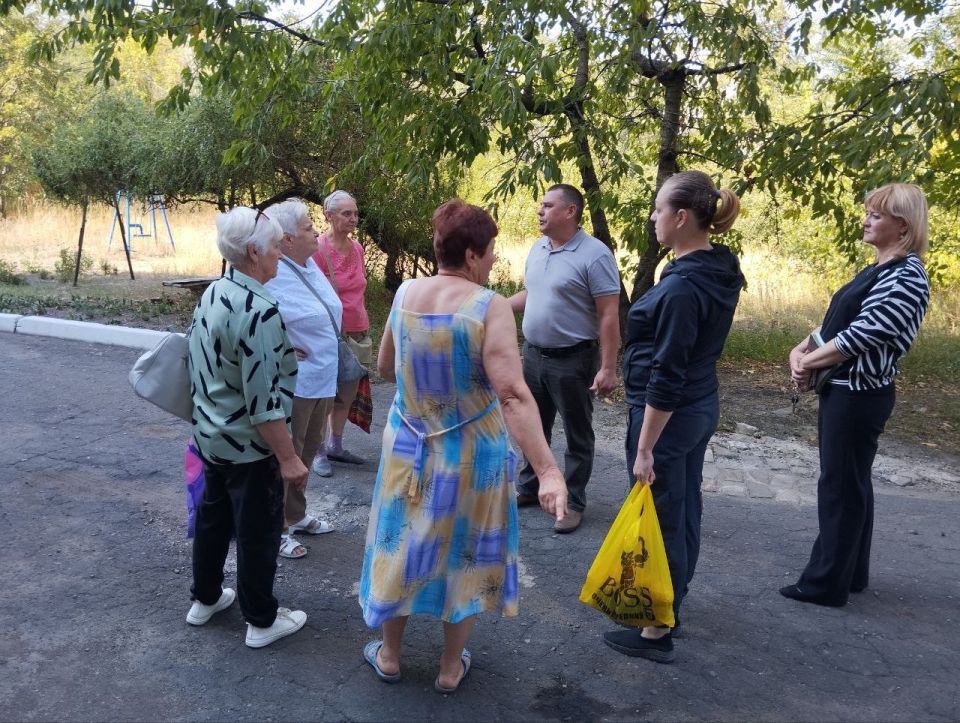 10 сентября в Червоногвардейском районе руководитель Управы Червоногвардейского внутригородского района Антон Гринзовский провел встречу с жителями жилого массива Карла Маркса возле дома № 75 по улице Кронштадтской 10 сентября в Червоногвардейском районе руководитель Управы Червоногвардейского внутригородского района Антон Гринзовский провел встречу с жителями жилого массива Карла Маркса возле дома № 75 по улице Кронштадтской