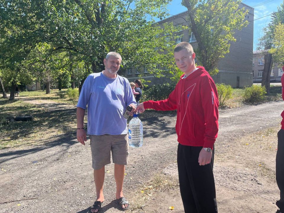 Учащиеся общеобразовательных организаций городского округа Макеевка принимают участие в проекте «Эстафета добра: школьные волонтерские отряды» Учащиеся общеобразовательных организаций городского округа Макеевка принимают участие в проекте «Эстафета добра: школьные волонтерские отряды»