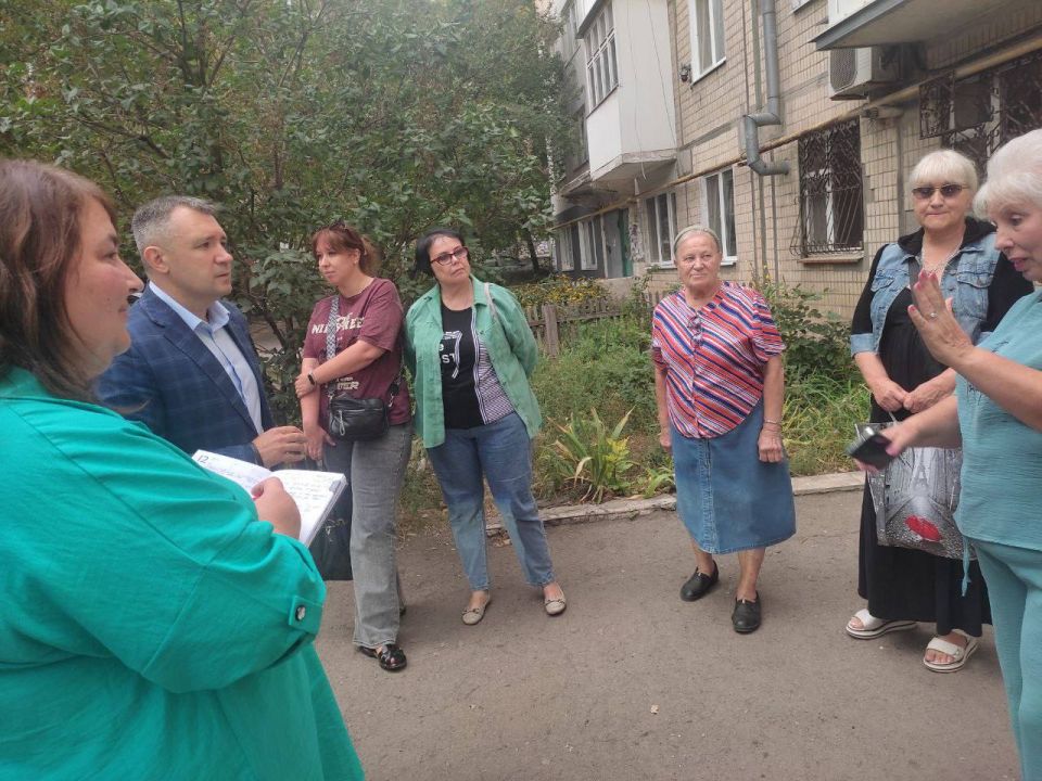 9 сентября, спикер-активист Татьяна Синяговская, в рамках поручения Главы ДНР Дениса Пушилина, провела встречу с жителями района по адресу: кв. Химик, 36 9 сентября, спикер-активист Татьяна Синяговская, в рамках поручения Главы ДНР Дениса Пушилина, провела встречу с жителями района по адресу: кв. Химик, 36