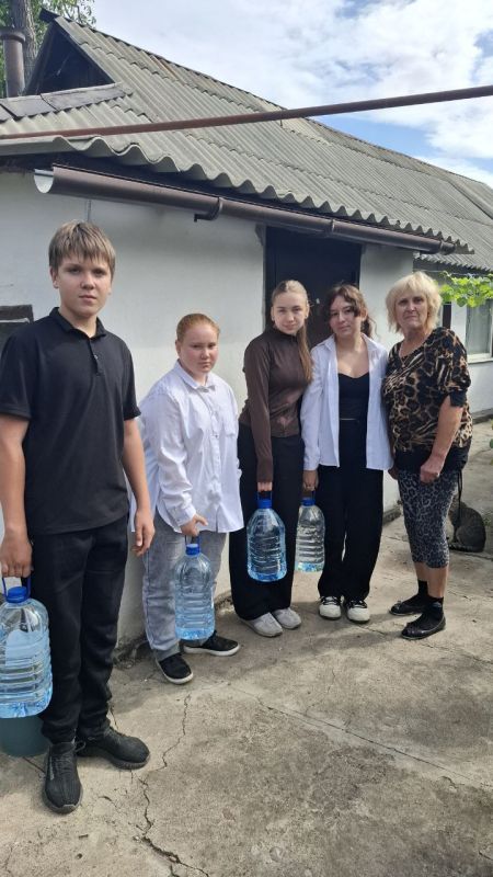 Учащиеся общеобразовательных организаций городского округа Макеевка принимают участие в проекте «Эстафета добра: школьные волонтерские отряды» Учащиеся общеобразовательных организаций городского округа Макеевка принимают участие в проекте «Эстафета добра: школьные волонтерские отряды»