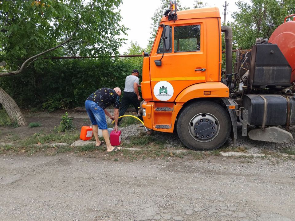 Для обеспечения водой жителей района Управой Кировского внутригородского района при поддержке региона-шефа Московская область ежедневно осуществляется подвоз воды для жителей домов, в которые в установленный графиком день не... Для обеспечения водой жителей района Управой Кировского внутригородского района при поддержке региона-шефа Московская область ежедневно осуществляется подвоз воды для жителей домов, в которые в установленный графиком день не...