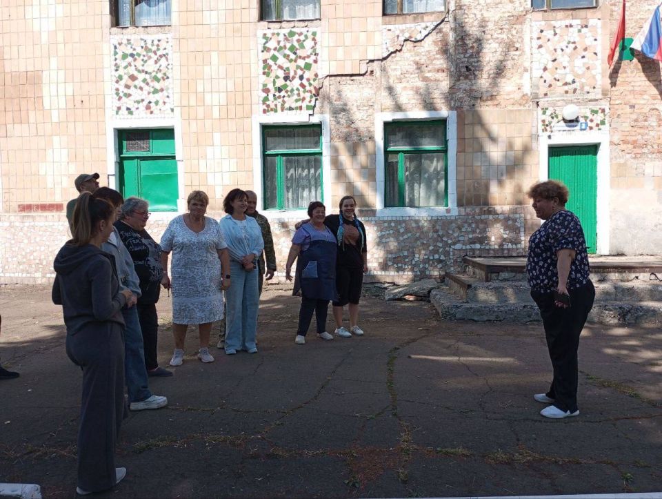 10 сентября встречу с жителями жилого массива шахты № 21 по улице 40 лет Октября, дом 10а провела спикер, врио директора ГБПОУ «Макеевский промышленно-технологический техникум» Галина Егорова 10 сентября встречу с жителями жилого массива шахты № 21 по улице 40 лет Октября, дом 10а провела спикер, врио директора ГБПОУ «Макеевский промышленно-технологический техникум» Галина Егорова