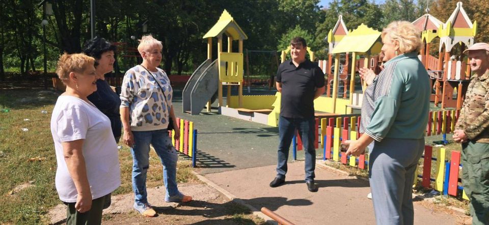 Сегодня, 10 сентября, заместитель руководителя Управы Центрально-Городского внутригородского района Лариса Онищенко и депутат НС ДНР Василий Перцев провели встречу с населением по адресам: г. Макеевка, кв-л Железнодорожный... Сегодня, 10 сентября, заместитель руководителя Управы Центрально-Городского внутригородского района Лариса Онищенко и депутат НС ДНР Василий Перцев провели встречу с населением по адресам: г. Макеевка, кв-л Железнодорожный...