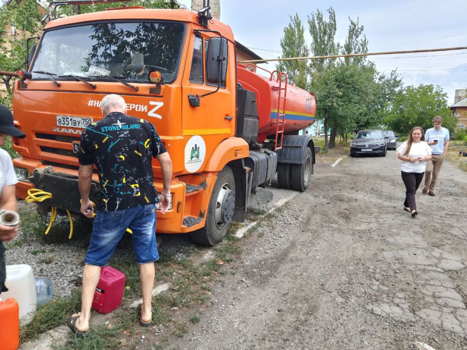 Для обеспечения водой жителей района Управой Кировского внутригородского района при поддержке региона-шефа Московская область ежедневно осуществляется подвоз воды для жителей домов, в которые в установленный графиком день не... Для обеспечения водой жителей района Управой Кировского внутригородского района при поддержке региона-шефа Московская область ежедневно осуществляется подвоз воды для жителей домов, в которые в установленный графиком день не...