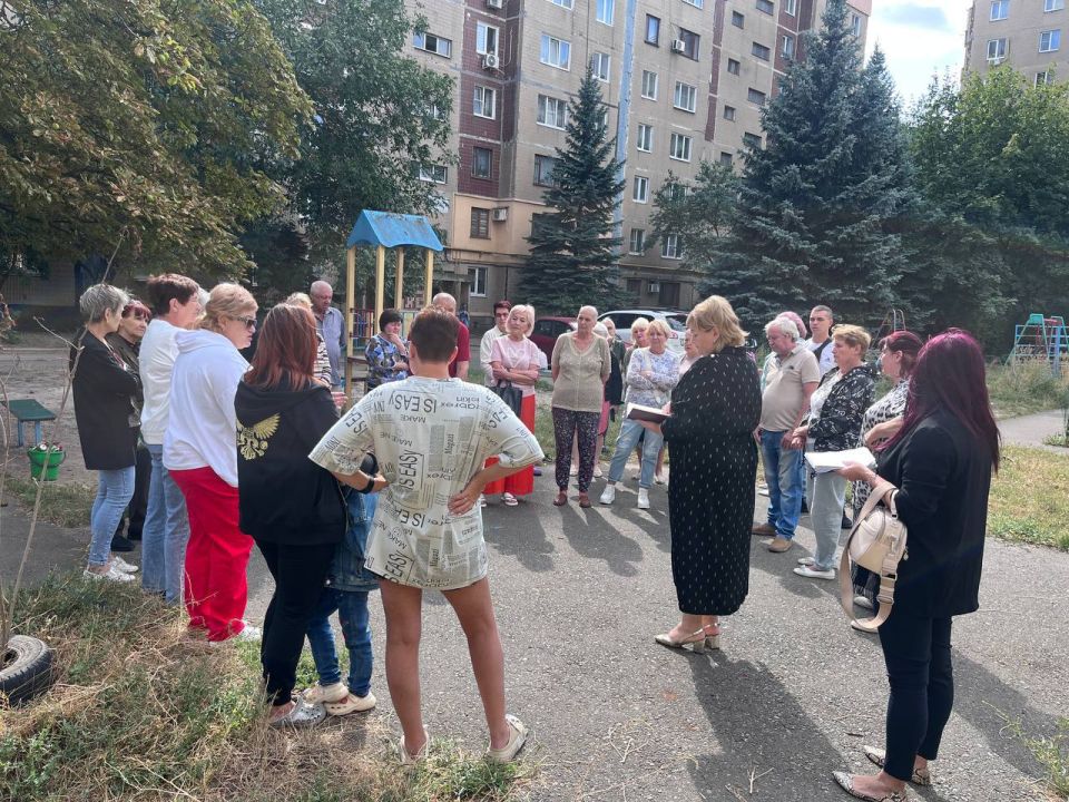 Сегодня, 10 сентября, заместитель главы администрации городского округа Макеевка Ирина Валентиновна Сидякина провела встречу с жителями по адресам: г. Макеевка, кв-л Шахтерский, дома 35