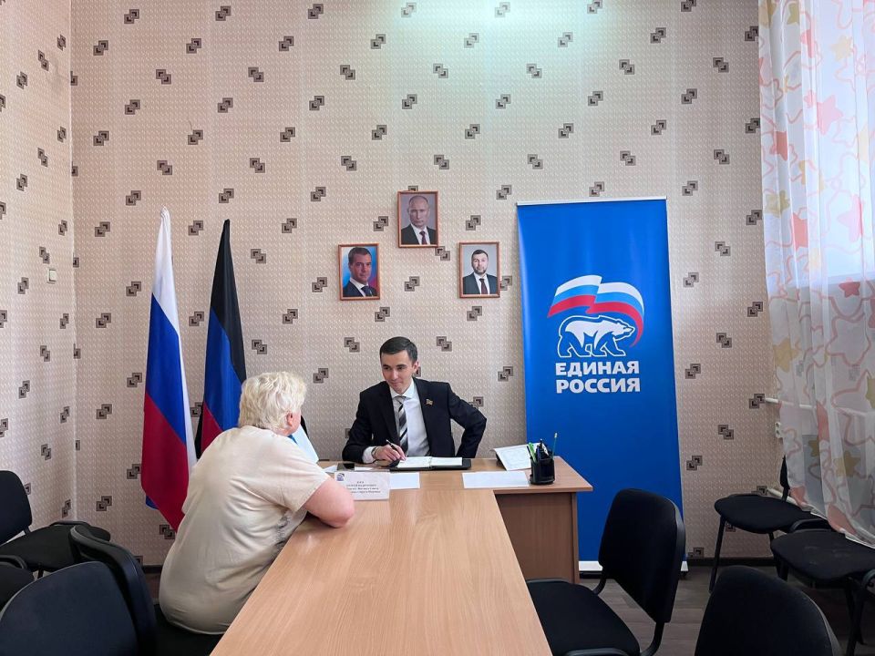 Сегодня, 10 сентября, в общественной приёмной партии «Единая Россия» Центрально-Городского внутригородского района г. Макеевки, по адресу: ул. 250-летия Донбасса, 2б, депутатом Макеевского городского совета Сергеем Зуевым... Сегодня, 10 сентября, в общественной приёмной партии «Единая Россия» Центрально-Городского внутригородского района г. Макеевки, по адресу: ул. 250-летия Донбасса, 2б, депутатом Макеевского городского совета Сергеем Зуевым...