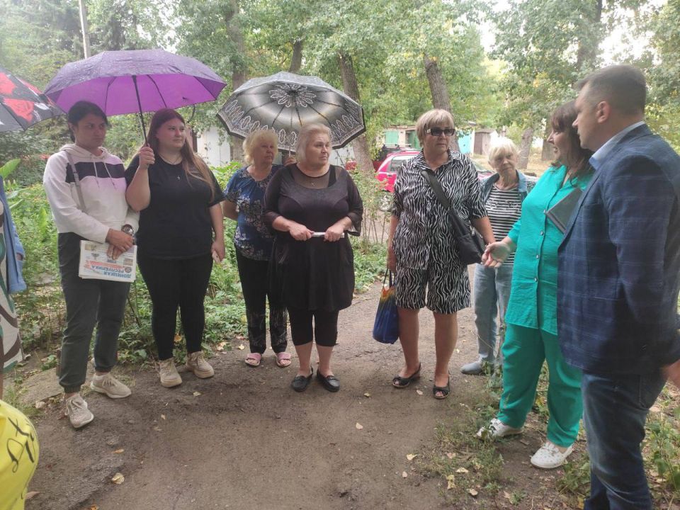 По поручению Главы ДНР Дениса Пушилина, спикер-активист Татьяна Синяговская провела встречу с жителями Кировского района по ул. Циолковского, 139