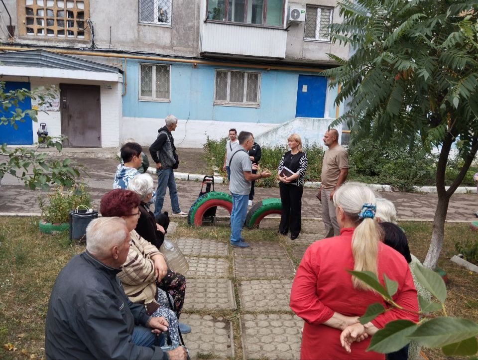 10 сентября депутат Макеевского городского совета ДНР первого созыва Игорь Сепик провел встречу с жителями жилого массива Горького на придомовой территории дома № 7 по улице Чубаря 10 сентября депутат Макеевского городского совета ДНР первого созыва Игорь Сепик провел встречу с жителями жилого массива Горького на придомовой территории дома № 7 по улице Чубаря