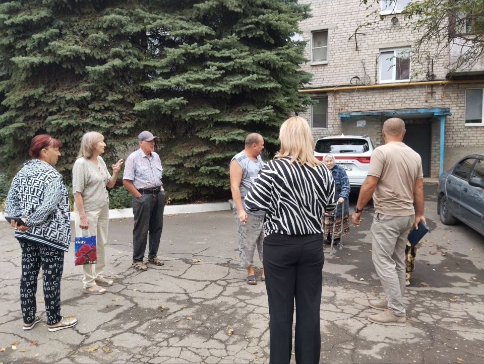 10 сентября депутат Макеевского городского совета ДНР первого созыва Игорь Сепик провел встречу с жителями жилого массива Горького во дворе дома № 2 по улице Магаданской