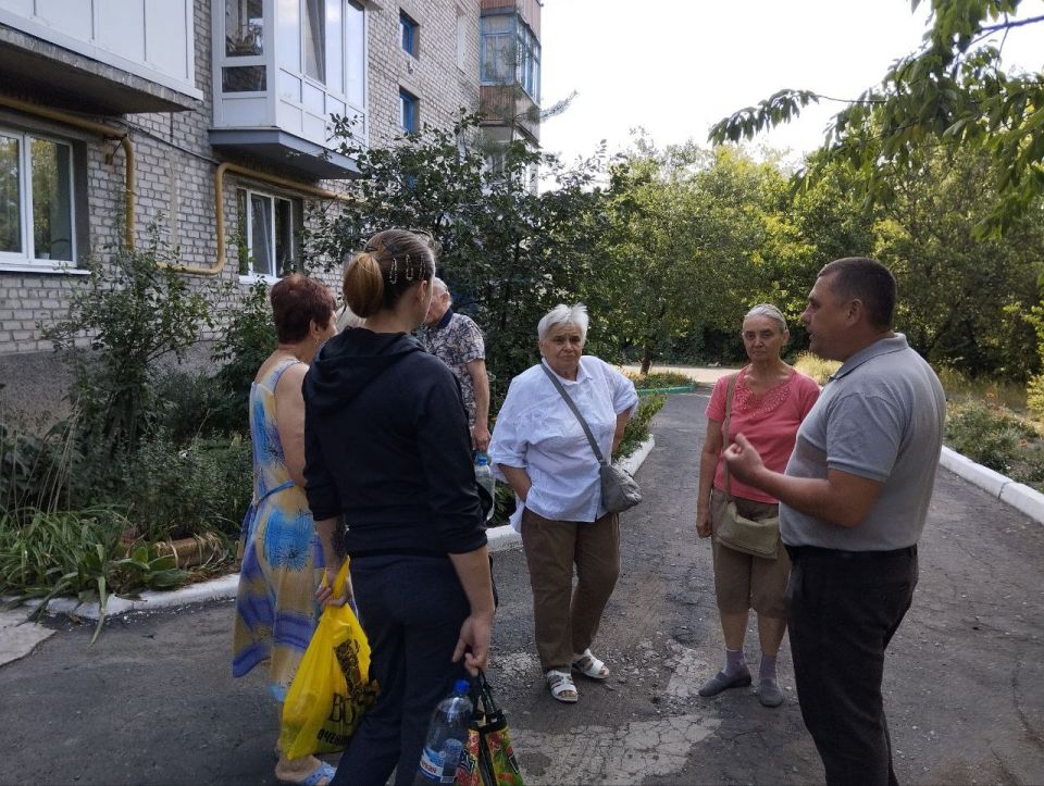 10 сентября в Червоногвардейском районе руководитель Управы Червоногвардейского внутригородского района Антон Гринзовский провел встречу с жителями жилого массива Карла Маркса возле дома № 75 по улице Кронштадтской 10 сентября в Червоногвардейском районе руководитель Управы Червоногвардейского внутригородского района Антон Гринзовский провел встречу с жителями жилого массива Карла Маркса возле дома № 75 по улице Кронштадтской