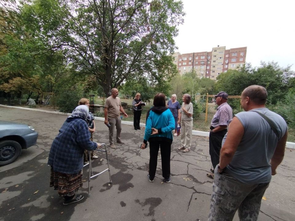 10 сентября депутат Макеевского городского совета ДНР первого созыва Игорь Сепик провел встречу с жителями жилого массива Горького во дворе дома № 2 по улице Магаданской 10 сентября депутат Макеевского городского совета ДНР первого созыва Игорь Сепик провел встречу с жителями жилого массива Горького во дворе дома № 2 по улице Магаданской