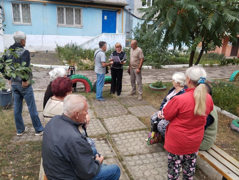 10 сентября депутат Макеевского городского совета ДНР первого созыва Игорь Сепик провел встречу с жителями жилого массива Горького на придомовой территории дома № 7 по улице Чубаря 10 сентября депутат Макеевского городского совета ДНР первого созыва Игорь Сепик провел встречу с жителями жилого массива Горького на придомовой территории дома № 7 по улице Чубаря