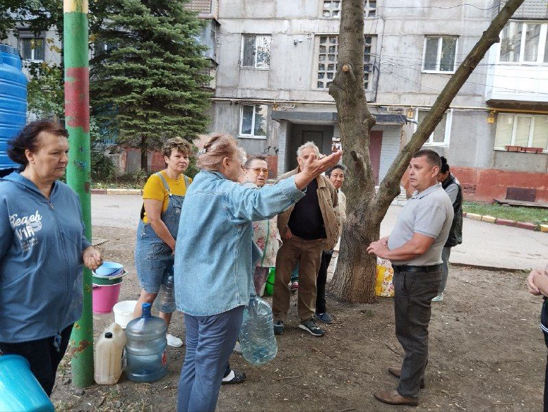 10 сентября во дворе дома № 2-А по улице Фонтанной руководитель Управы Червоногвардейского внутригородского района Антон Гринзовский провел встречу с жителями жилого массива Дзержинского