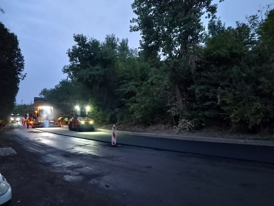 Подрядная организация продолжает работы по ремонту асфальтового покрытия автодороги в Кировском внутригородском районе Подрядная организация продолжает работы по ремонту асфальтового покрытия автодороги в Кировском внутригородском районе