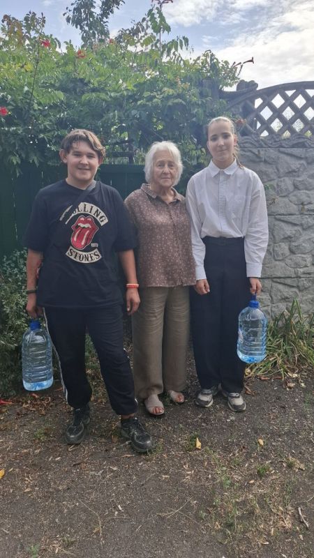 Учащиеся общеобразовательных организаций городского округа Макеевка принимают участие в проекте «Эстафета добра: школьные волонтерские отряды» Учащиеся общеобразовательных организаций городского округа Макеевка принимают участие в проекте «Эстафета добра: школьные волонтерские отряды»