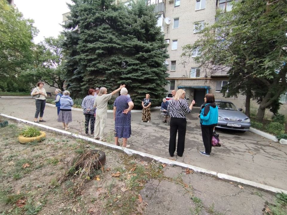 10 сентября депутат Макеевского городского совета ДНР первого созыва Игорь Сепик провел встречу с жителями жилого массива Горького во дворе дома № 2 по улице Магаданской 10 сентября депутат Макеевского городского совета ДНР первого созыва Игорь Сепик провел встречу с жителями жилого массива Горького во дворе дома № 2 по улице Магаданской