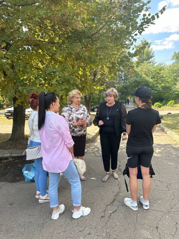 Сегодня, 10 сентября, спикер Оксана Рыжикова провела встречи с жителями по адресу: г.о. Макеевка, г. Макеевка, кв-л Гвардейский, 13 и кв-л Железнодорожный, 20