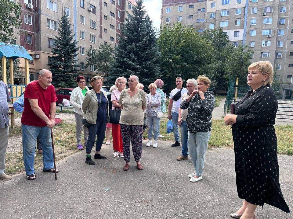 Сегодня, 10 сентября, заместитель главы администрации городского округа Макеевка Ирина Валентиновна Сидякина провела встречу с жителями по адресам: г. Макеевка, кв-л Шахтерский, дома 35 Сегодня, 10 сентября, заместитель главы администрации городского округа Макеевка Ирина Валентиновна Сидякина провела встречу с жителями по адресам: г. Макеевка, кв-л Шахтерский, дома 35