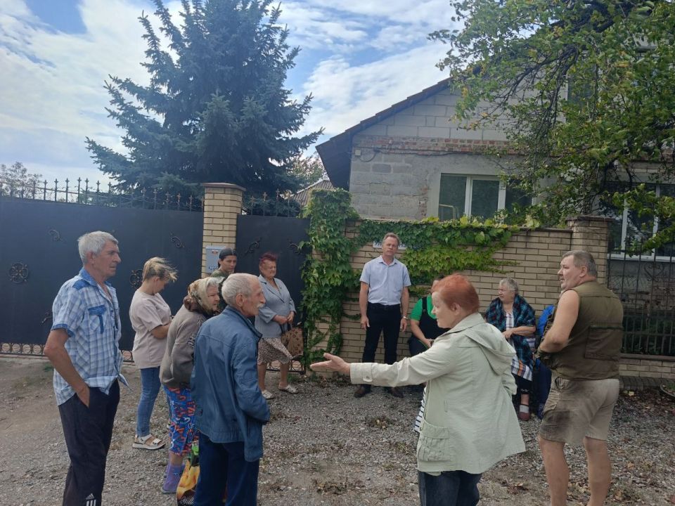 В рамках поручения Главы ДНР Дениса Пушилина, 10 сентября, заведующий Ясиновским территориальным сектором Администрации городского округа Макеевка Донецкой Народной Республики Игорь Свинарь провел встречу с населением на...