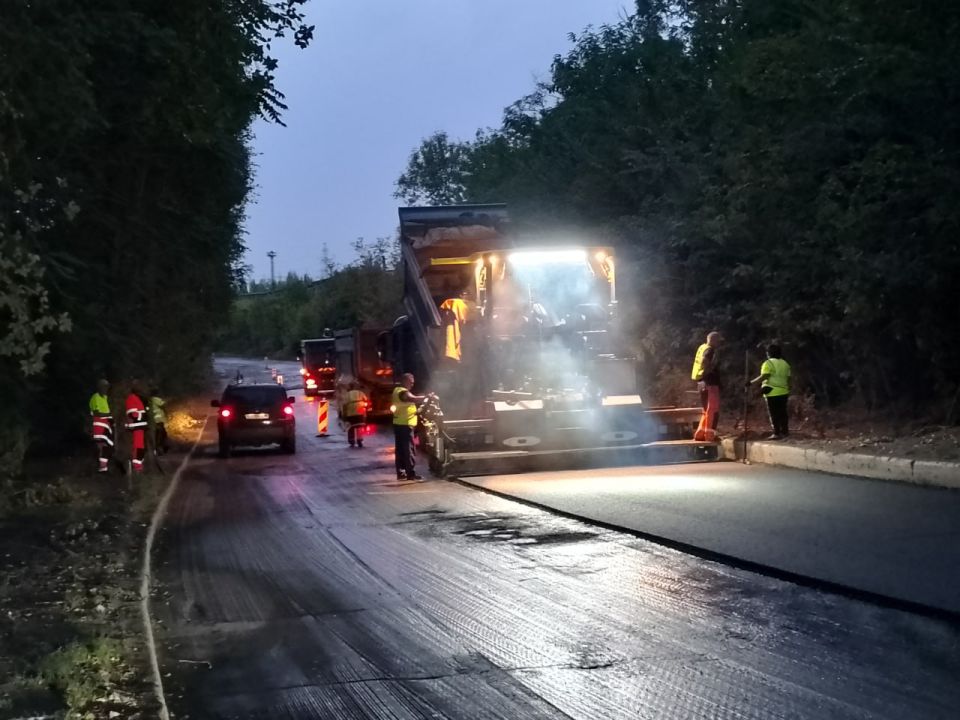 Подрядная организация продолжает работы по ремонту асфальтового покрытия автодороги в Кировском внутригородском районе Подрядная организация продолжает работы по ремонту асфальтового покрытия автодороги в Кировском внутригородском районе