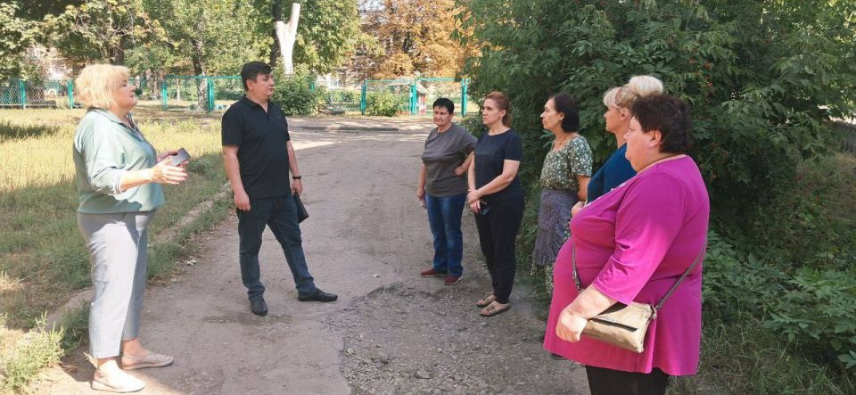 Сегодня, 10 сентября, заместитель руководителя Управы Центрально-Городского внутригородского района Лариса Онищенко и депутат НС ДНР Василий Перцев провели встречу с населением по адресам: г. Макеевка, кв-л Железнодорожный... Сегодня, 10 сентября, заместитель руководителя Управы Центрально-Городского внутригородского района Лариса Онищенко и депутат НС ДНР Василий Перцев провели встречу с населением по адресам: г. Макеевка, кв-л Железнодорожный...