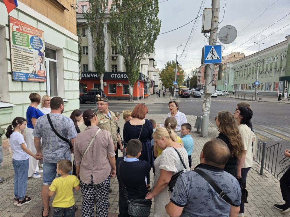 В преддверии 335-летия со дня основания города Макеевки для семей с детьми участников СВО организована прогулка-экскурсия В преддверии 335-летия со дня основания города Макеевки для семей с детьми участников СВО организована прогулка-экскурсия