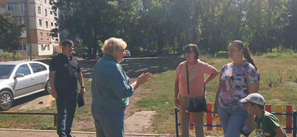 Сегодня, 10 сентября, заместитель руководителя Управы Центрально-Городского внутригородского района Лариса Онищенко и депутат НС ДНР Василий Перцев провели встречу с населением по адресам: г. Макеевка, кв-л Железнодорожный... Сегодня, 10 сентября, заместитель руководителя Управы Центрально-Городского внутригородского района Лариса Онищенко и депутат НС ДНР Василий Перцев провели встречу с населением по адресам: г. Макеевка, кв-л Железнодорожный...