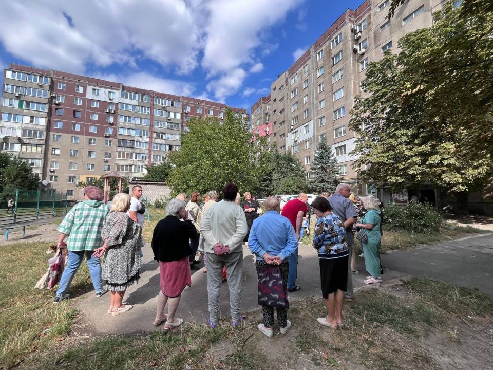 Сегодня, 10 сентября, заместитель главы администрации городского округа Макеевка Ирина Валентиновна Сидякина провела встречу с жителями по адресам: г. Макеевка, кв-л Шахтерский, дома 35 Сегодня, 10 сентября, заместитель главы администрации городского округа Макеевка Ирина Валентиновна Сидякина провела встречу с жителями по адресам: г. Макеевка, кв-л Шахтерский, дома 35