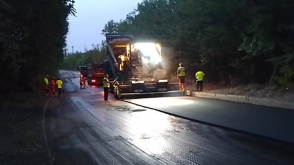 Подрядная организация продолжает работы по ремонту асфальтового покрытия автодороги в Кировском внутригородском районе