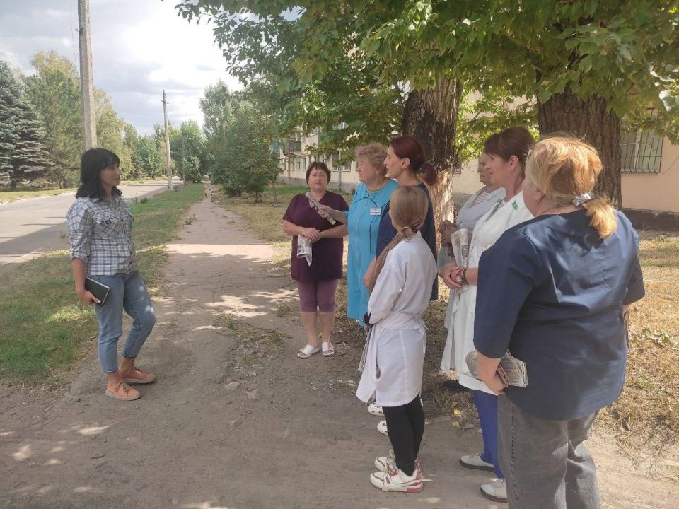 9 сентября, заместитель руководителя Управы Кировского внутригородского района Администрации городского округа Макеевка Донецкой Народной Республики Ирина Воронина провела встречу с жителями района по ул. Циолковского, 139 9 сентября, заместитель руководителя Управы Кировского внутригородского района Администрации городского округа Макеевка Донецкой Народной Республики Ирина Воронина провела встречу с жителями района по ул. Циолковского, 139