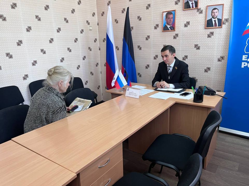 Сегодня, 10 сентября, в общественной приёмной партии «Единая Россия» Центрально-Городского внутригородского района г. Макеевки, по адресу: ул. 250-летия Донбасса, 2б, депутатом Макеевского городского совета Сергеем Зуевым... Сегодня, 10 сентября, в общественной приёмной партии «Единая Россия» Центрально-Городского внутригородского района г. Макеевки, по адресу: ул. 250-летия Донбасса, 2б, депутатом Макеевского городского совета Сергеем Зуевым...