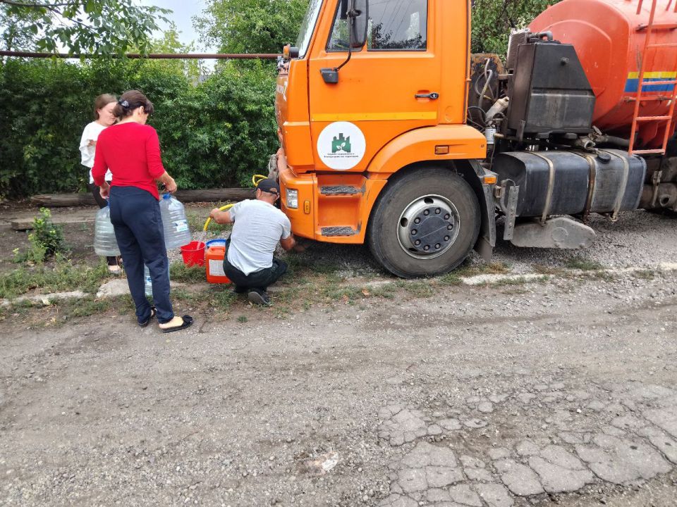 Для обеспечения водой жителей района Управой Кировского внутригородского района при поддержке региона-шефа Московская область ежедневно осуществляется подвоз воды для жителей домов, в которые в установленный графиком день не... Для обеспечения водой жителей района Управой Кировского внутригородского района при поддержке региона-шефа Московская область ежедневно осуществляется подвоз воды для жителей домов, в которые в установленный графиком день не...