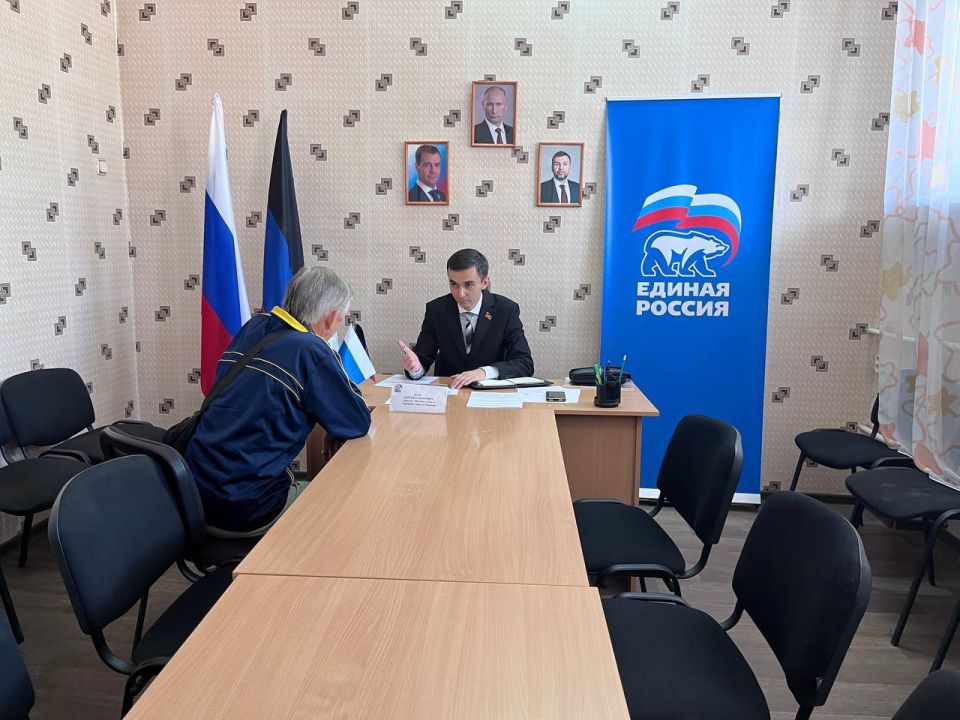 Сегодня, 10 сентября, в общественной приёмной партии «Единая Россия» Центрально-Городского внутригородского района г. Макеевки, по адресу: ул. 250-летия Донбасса, 2б, депутатом Макеевского городского совета Сергеем Зуевым... Сегодня, 10 сентября, в общественной приёмной партии «Единая Россия» Центрально-Городского внутригородского района г. Макеевки, по адресу: ул. 250-летия Донбасса, 2б, депутатом Макеевского городского совета Сергеем Зуевым...