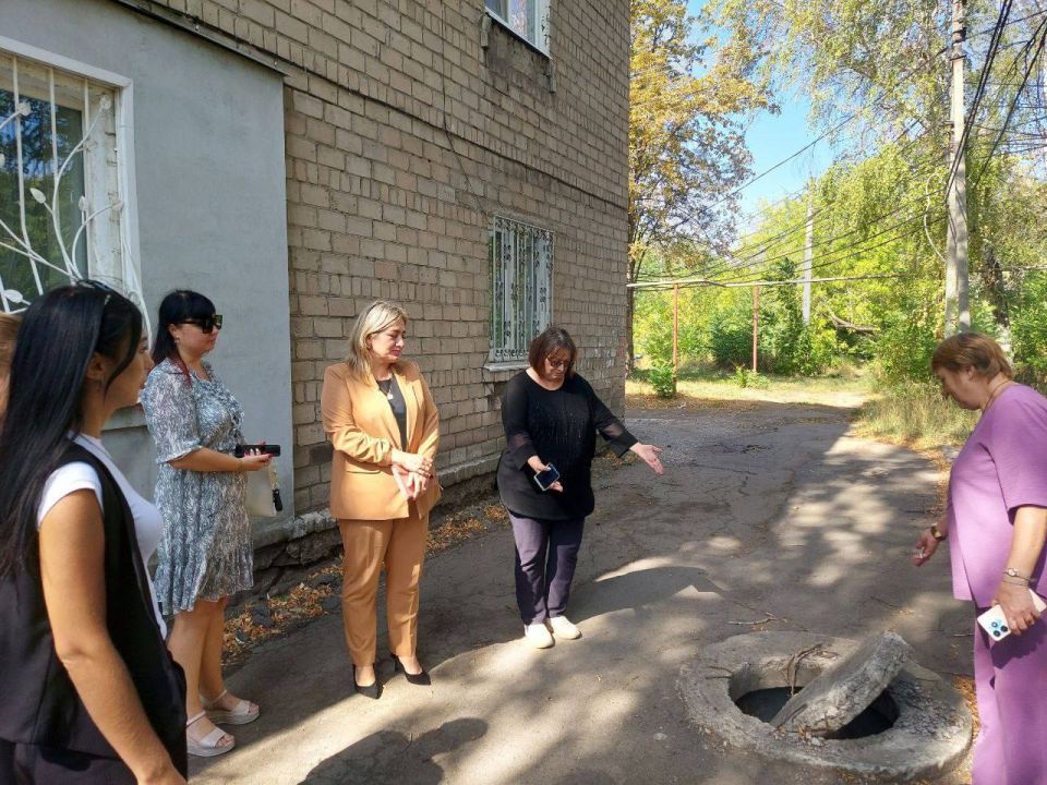Сегодня, 10 сентября, спикер Надежда Сапелкина провела встречи с жителями по адресу: г.о. Макеевка, г. Макеевка, ул. Островского, 8 и ул. Шевченко,25
