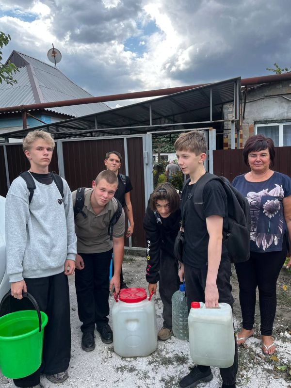 Учащиеся общеобразовательных организаций городского округа Макеевка принимают участие в проекте «Эстафета добра: школьные волонтерские отряды» Учащиеся общеобразовательных организаций городского округа Макеевка принимают участие в проекте «Эстафета добра: школьные волонтерские отряды»