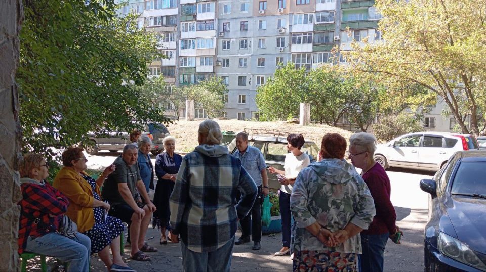 Заместитель руководителя Управы Горняцкого внутригородского района Октябрина Иваненко провела встречу с жителями на подведомственной территории возле дома № 1 м-на Октябрьский