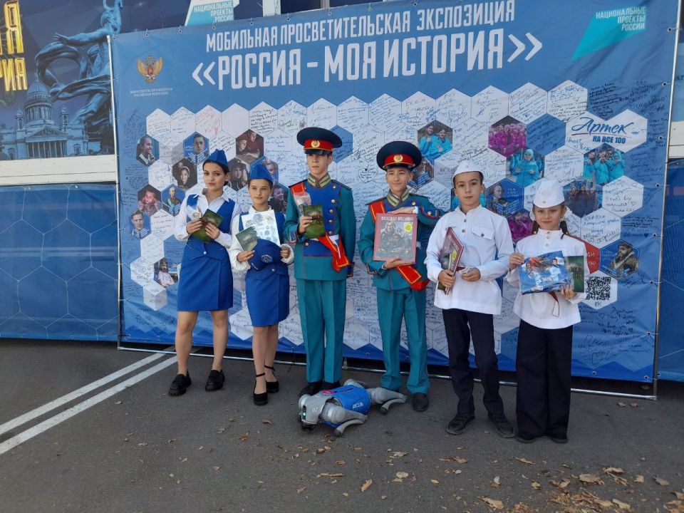 В рамках празднования Дня города юные макеевчане и администрация городского округа Макеевка приняли участие в открытии мультимедийной экспозиции автопоезда «Россия – Моя история», приуроченной к 80-летию Победы и Году... В рамках празднования Дня города юные макеевчане и администрация городского округа Макеевка приняли участие в открытии мультимедийной экспозиции автопоезда «Россия – Моя история», приуроченной к 80-летию Победы и Году...