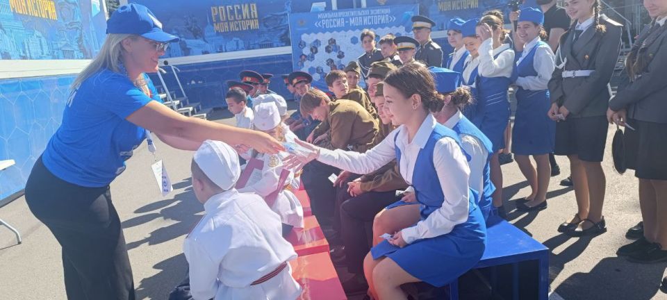 В рамках празднования Дня города юные макеевчане и администрация городского округа Макеевка приняли участие в открытии мультимедийной экспозиции автопоезда «Россия – Моя история», приуроченной к 80-летию Победы и Году... В рамках празднования Дня города юные макеевчане и администрация городского округа Макеевка приняли участие в открытии мультимедийной экспозиции автопоезда «Россия – Моя история», приуроченной к 80-летию Победы и Году...