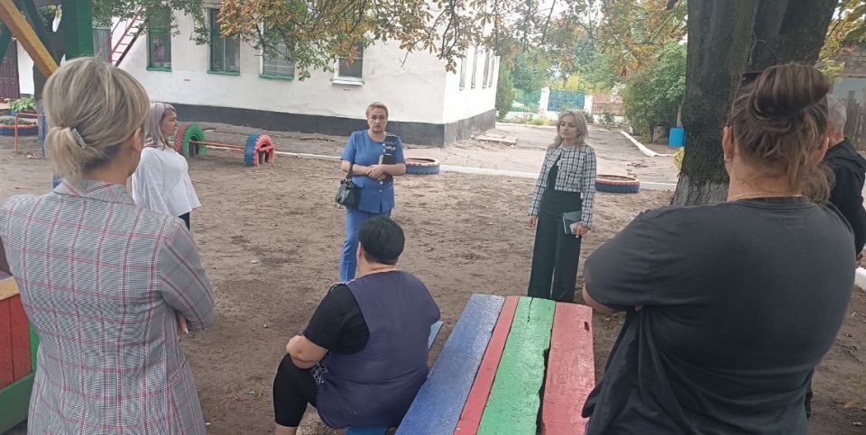 Заместитель председателя #Комитет_по_труду_занятости_социальной_политики_и_делам_ветеранов Юлия Крюкова (фракция «Единая Россия») провела встречу с трудовым коллективом детского сада № 93 пгт Пролетарское в Макеевке