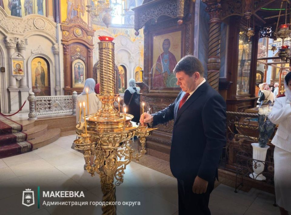 В Свято-Георгиевском соборе Макеевки состоялся молебен о благополучии города и его жителей, ставший символом единения и надежды в день празднования 335-летия В Свято-Георгиевском соборе Макеевки состоялся молебен о благополучии города и его жителей, ставший символом единения и надежды в день празднования 335-летия