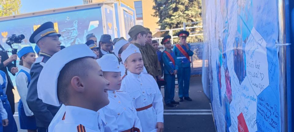 В рамках празднования Дня города юные макеевчане и администрация городского округа Макеевка приняли участие в открытии мультимедийной экспозиции автопоезда «Россия – Моя история», приуроченной к 80-летию Победы и Году... В рамках празднования Дня города юные макеевчане и администрация городского округа Макеевка приняли участие в открытии мультимедийной экспозиции автопоезда «Россия – Моя история», приуроченной к 80-летию Победы и Году...