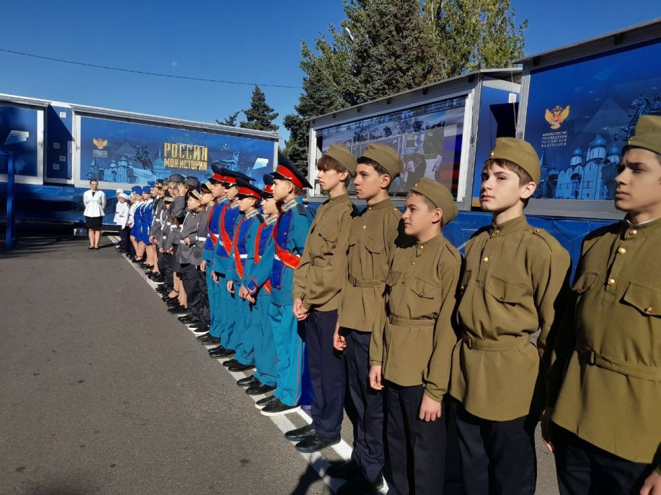В рамках празднования Дня города юные макеевчане и администрация городского округа Макеевка приняли участие в открытии мультимедийной экспозиции автопоезда «Россия – Моя история», приуроченной к 80-летию Победы и Году... В рамках празднования Дня города юные макеевчане и администрация городского округа Макеевка приняли участие в открытии мультимедийной экспозиции автопоезда «Россия – Моя история», приуроченной к 80-летию Победы и Году...