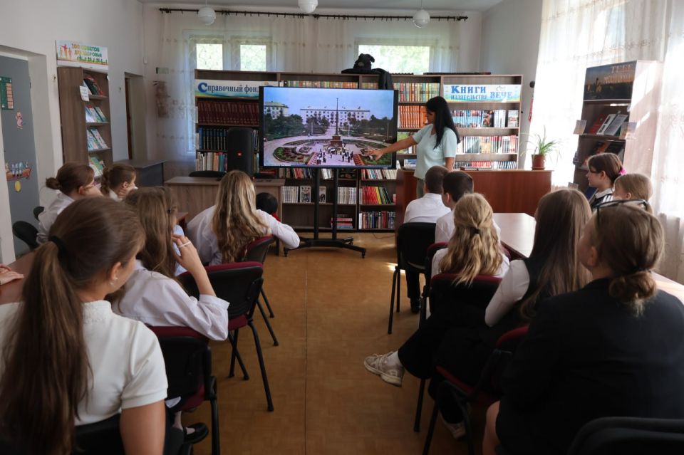 Сегодня, 11 сентября, в детской библиотеке им. Л.И. Глебова, в рамках проекта «Историческая память» Всероссийской политической партии «Единая Россия», состоялась книжная выставка «Тебе, мой город», приуроченная ко Дню города... Сегодня, 11 сентября, в детской библиотеке им. Л.И. Глебова, в рамках проекта «Историческая память» Всероссийской политической партии «Единая Россия», состоялась книжная выставка «Тебе, мой город», приуроченная ко Дню города...