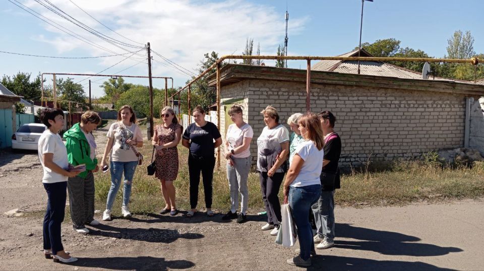 Заместитель руководителя Управы Горняцкого внутригородского района Администрации городского округа Макеевка Октябрина Иваненко провела встречу с жителями на подведомственной территории возле дома № 11 по улице Макаренко