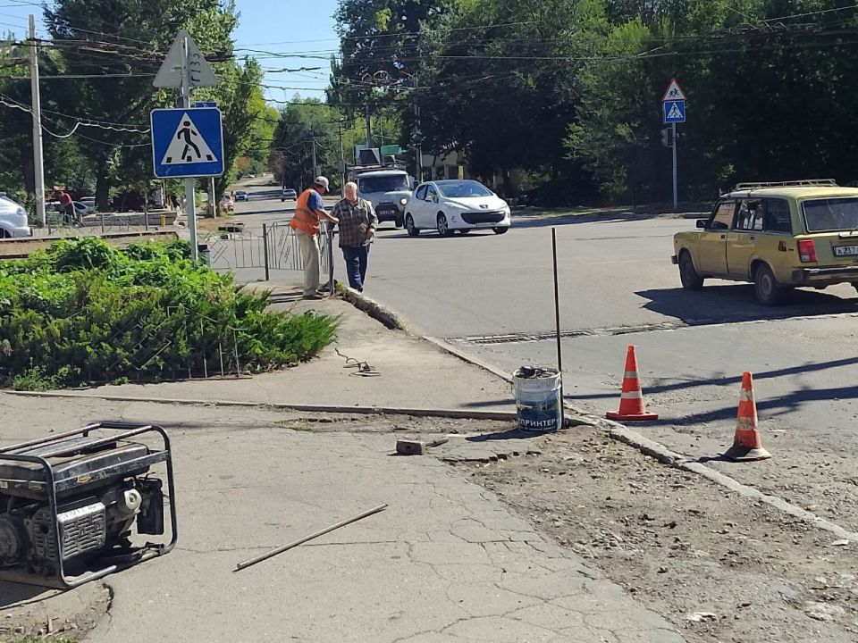 11 сентября, с целью обеспечения безопасности передвижения пешеходов и предотвращения случайного выхода людей на проезжую часть силами МУП АГМ «Перспектива» ведутся работы по установке пешеходного дорожного ограждение вдоль... 11 сентября, с целью обеспечения безопасности передвижения пешеходов и предотвращения случайного выхода людей на проезжую часть силами МУП АГМ «Перспектива» ведутся работы по установке пешеходного дорожного ограждение вдоль...