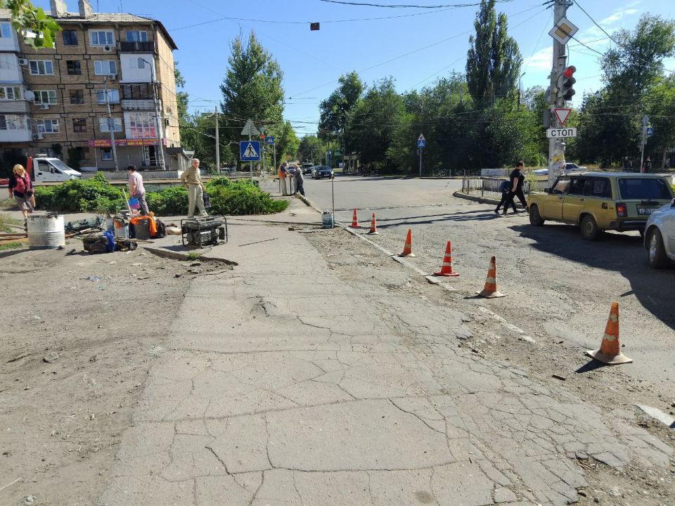 11 сентября, с целью обеспечения безопасности передвижения пешеходов и предотвращения случайного выхода людей на проезжую часть силами МУП АГМ «Перспектива» ведутся работы по установке пешеходного дорожного ограждение вдоль... 11 сентября, с целью обеспечения безопасности передвижения пешеходов и предотвращения случайного выхода людей на проезжую часть силами МУП АГМ «Перспектива» ведутся работы по установке пешеходного дорожного ограждение вдоль...