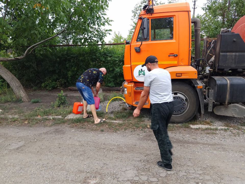 Для обеспечения водой жителей района Управой Кировского внутригородского района при поддержке региона-шефа Московская область ежедневно осуществляется подвоз воды для жителей домов, в которые в установленный графиком день не...