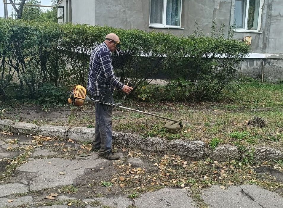 10 сентября, в Кировском внутригородском районе города Макеевки продолжаются работы по покосу сорных и карантинных трав